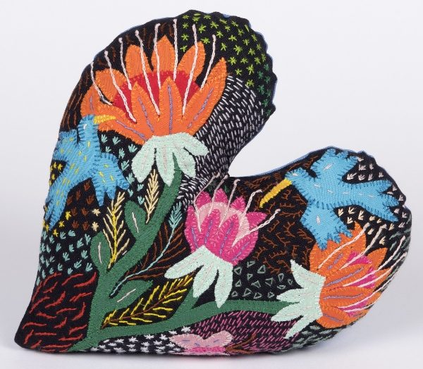 coussin coeur brode - embroidered heart shaped cushion | mahatsara