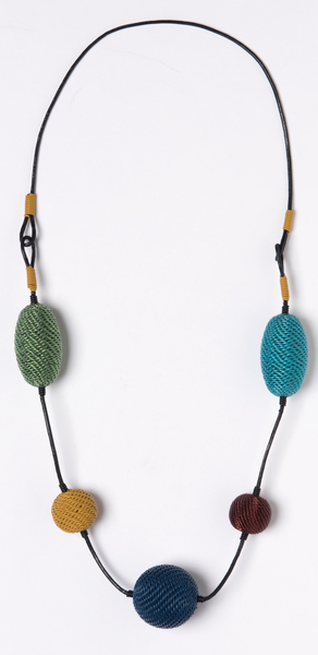collier en fil de téléphone tressé - hand woven telephone wire necklace | mahatsara