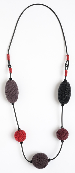 collier en fil de téléphone tressé - hand woven telephone wire necklace | mahatsara